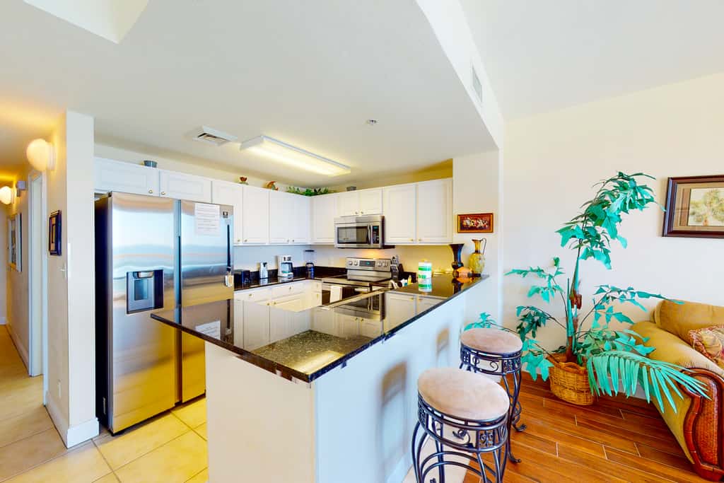 Lovely beachfront condo with Gulf views, pool & gym - steps to Pier Park