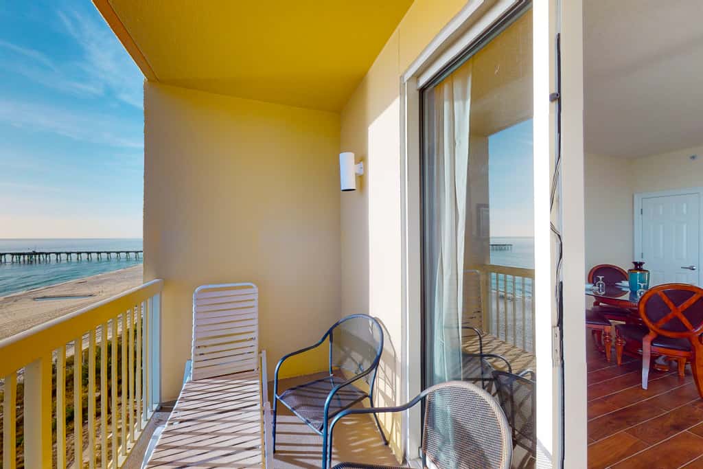 Lovely beachfront condo with Gulf views, pool & gym - steps to Pier Park