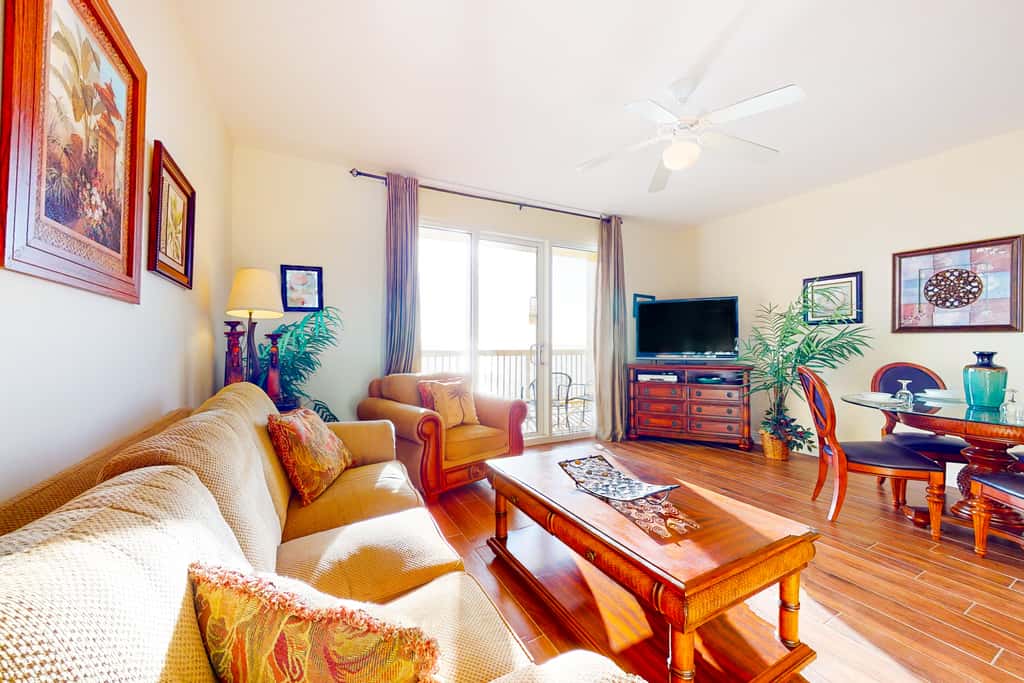 Lovely beachfront condo with Gulf views, pool & gym - steps to Pier Park