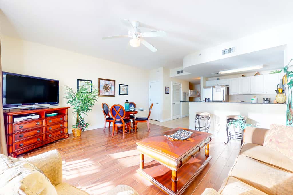 Lovely beachfront condo with Gulf views, pool & gym - steps to Pier Park