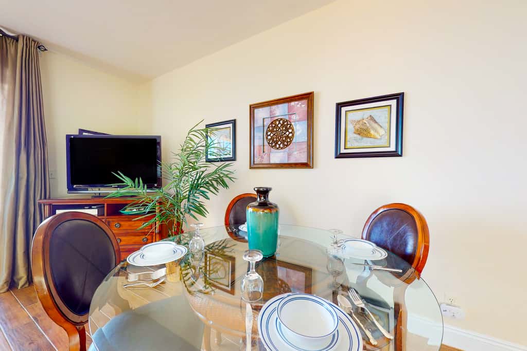 Lovely beachfront condo with Gulf views, pool & gym - steps to Pier Park