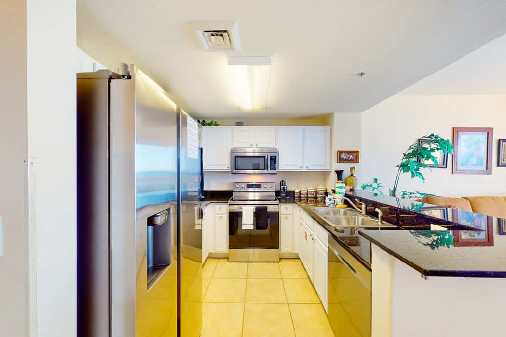 Lovely beachfront condo with Gulf views, pool & gym - steps to Pier Park