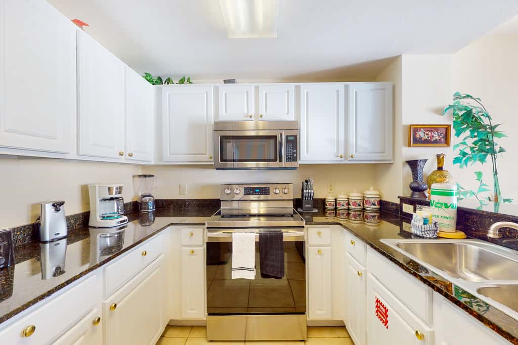 Lovely beachfront condo with Gulf views, pool & gym - steps to Pier Park