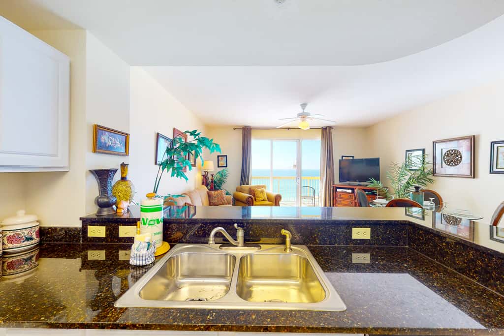 Lovely beachfront condo with Gulf views, pool & gym - steps to Pier Park