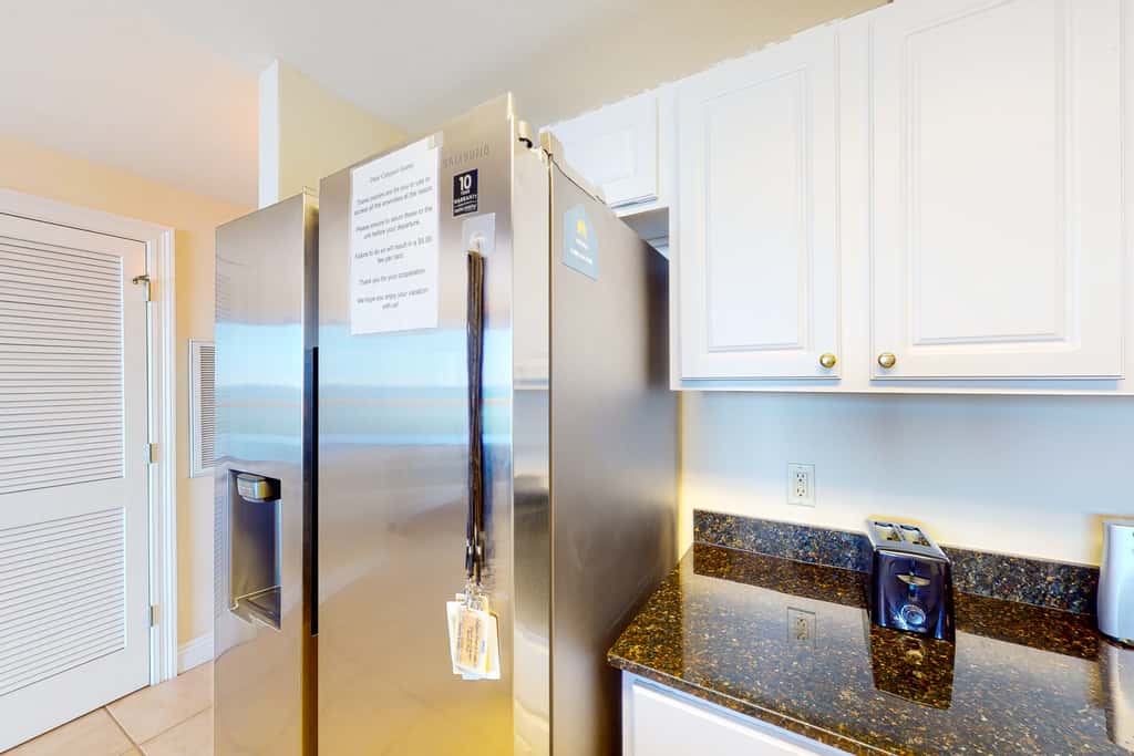 Lovely beachfront condo with Gulf views, pool & gym - steps to Pier Park
