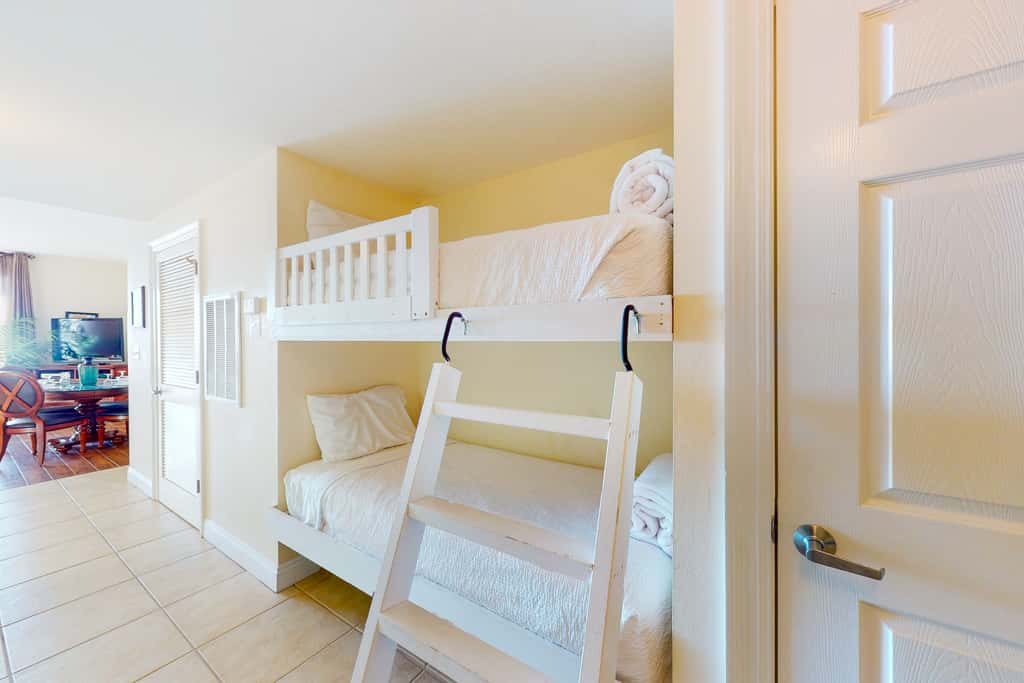 Lovely beachfront condo with Gulf views, pool & gym - steps to Pier Park