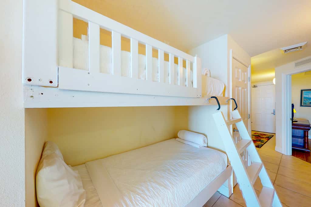 Lovely beachfront condo with Gulf views, pool & gym - steps to Pier Park