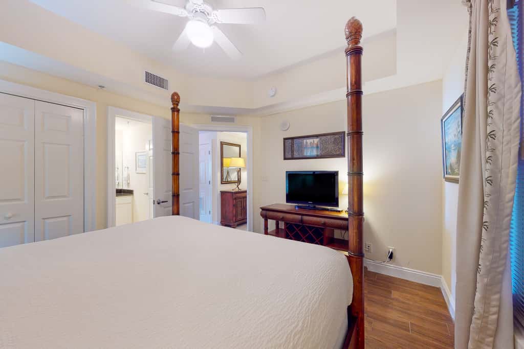 Lovely beachfront condo with Gulf views, pool & gym - steps to Pier Park