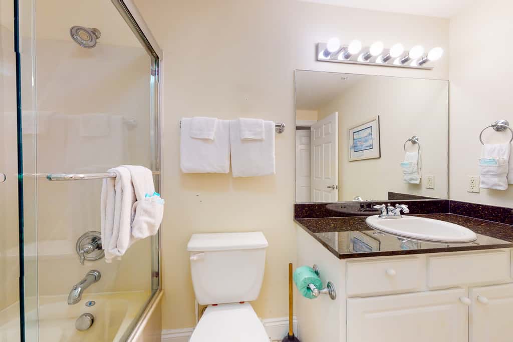 Lovely beachfront condo with Gulf views, pool & gym - steps to Pier Park