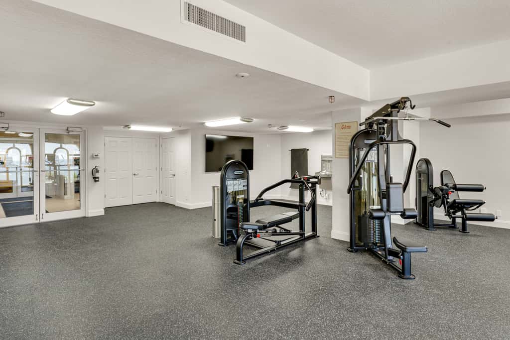 Lovely beachfront condo with Gulf views, pool & gym - steps to Pier Park