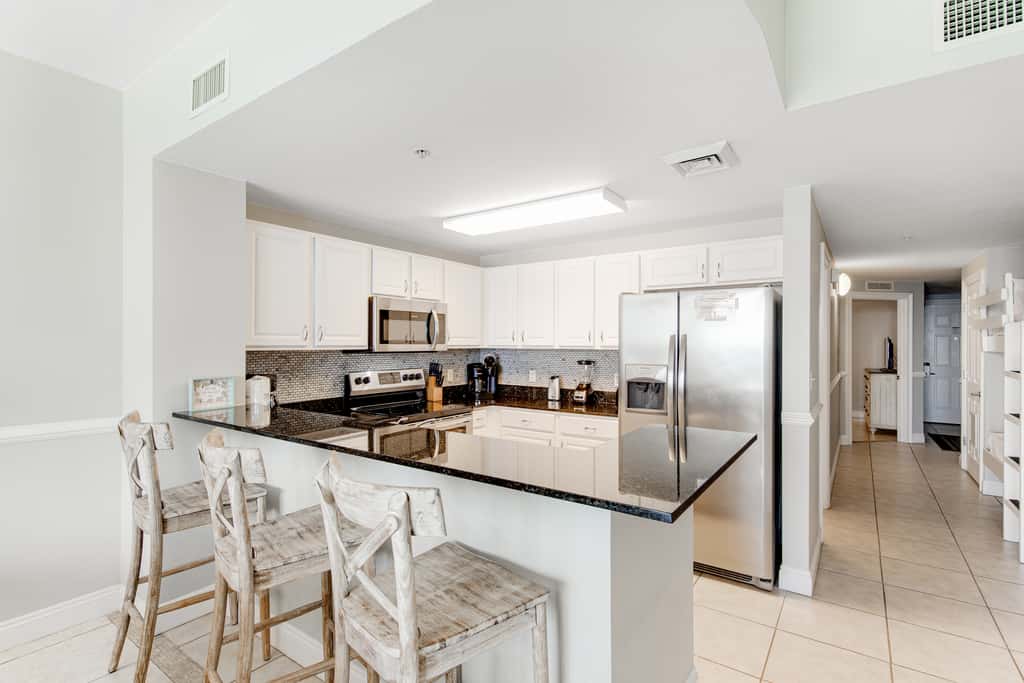 Gulf-front condo with beautiful sunset views, pool, tiki bar, fitness room & W&D