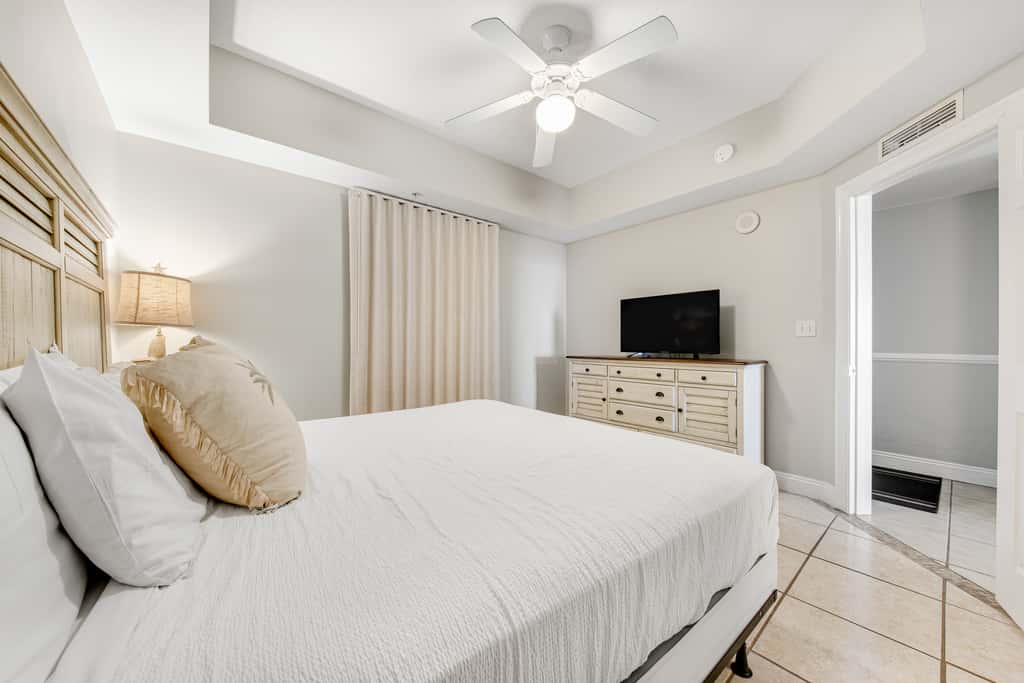 Gulf-front condo with beautiful sunset views, pool, tiki bar, fitness room & W&D