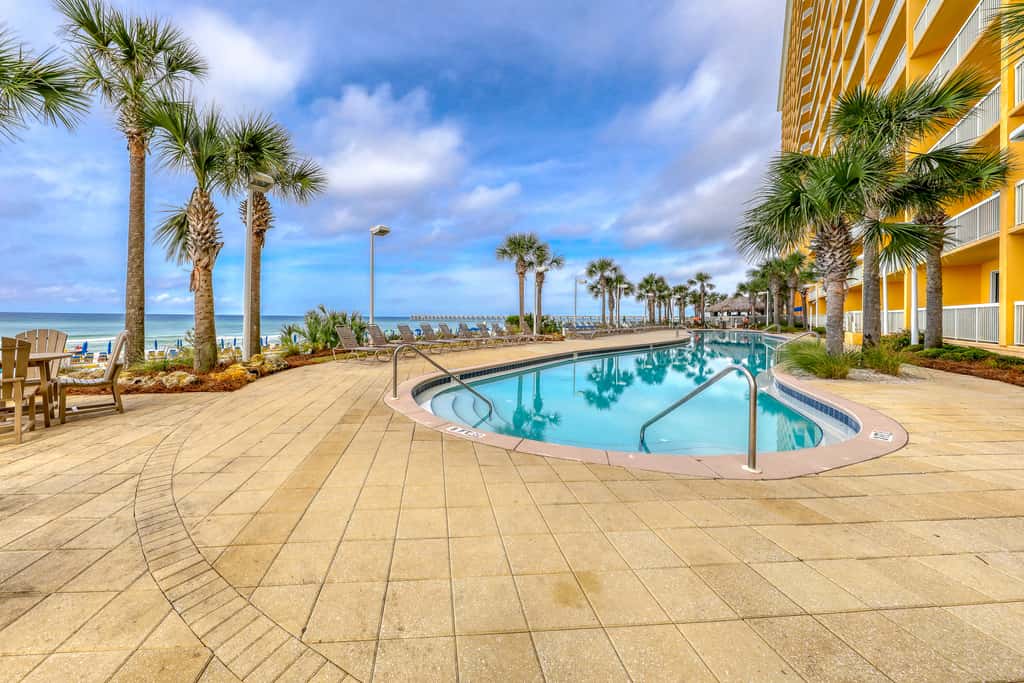 Gulf-front condo with beautiful sunset views, pool, tiki bar, fitness room & W&D