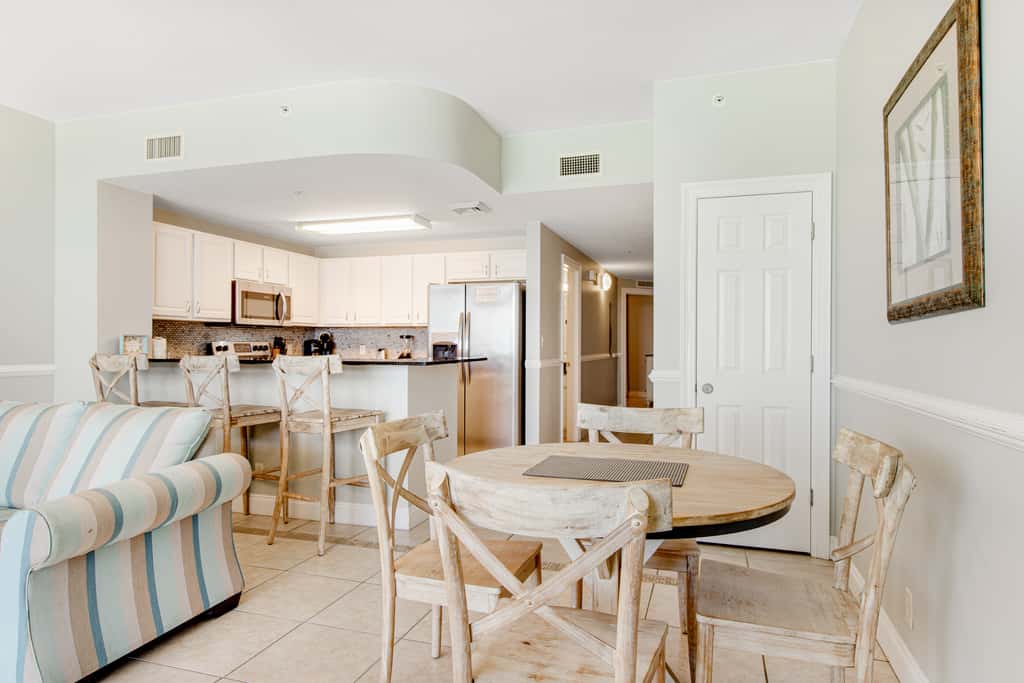 Gulf-front condo with beautiful sunset views, pool, tiki bar, fitness room & W&D