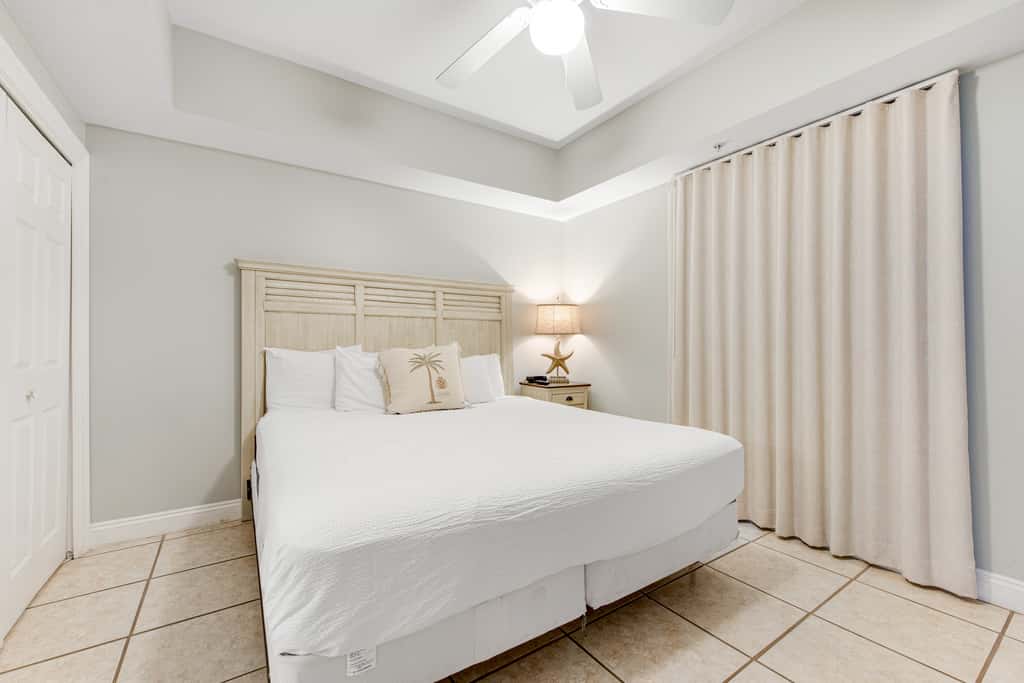 Gulf-front condo with beautiful sunset views, pool, tiki bar, fitness room & W&D