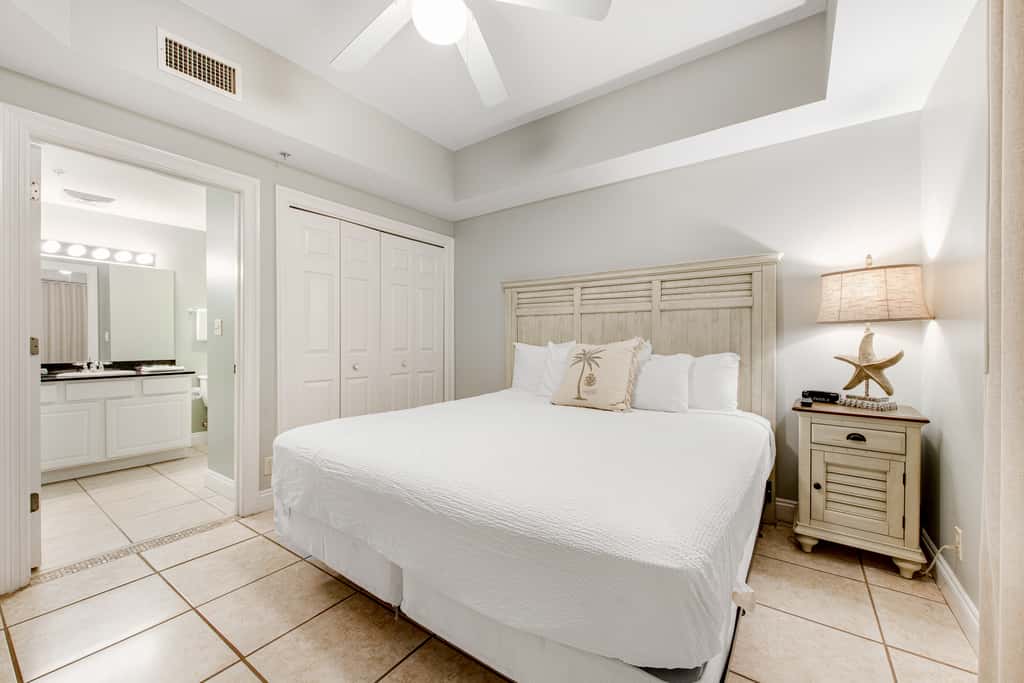 Gulf-front condo with beautiful sunset views, pool, tiki bar, fitness room & W&D