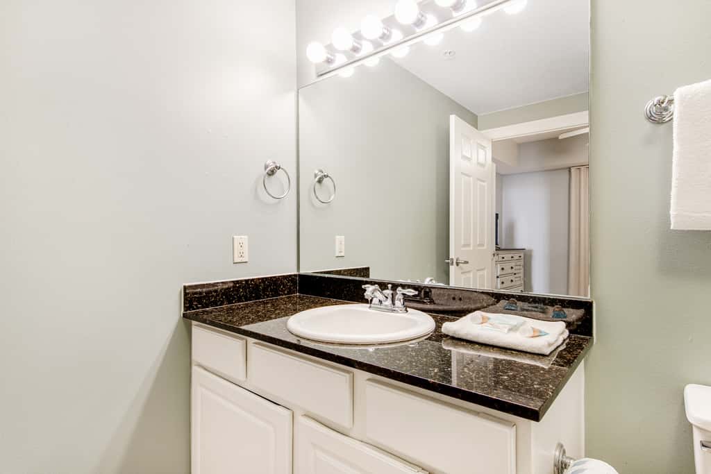 Gulf-front condo with beautiful sunset views, pool, tiki bar, fitness room & W&D