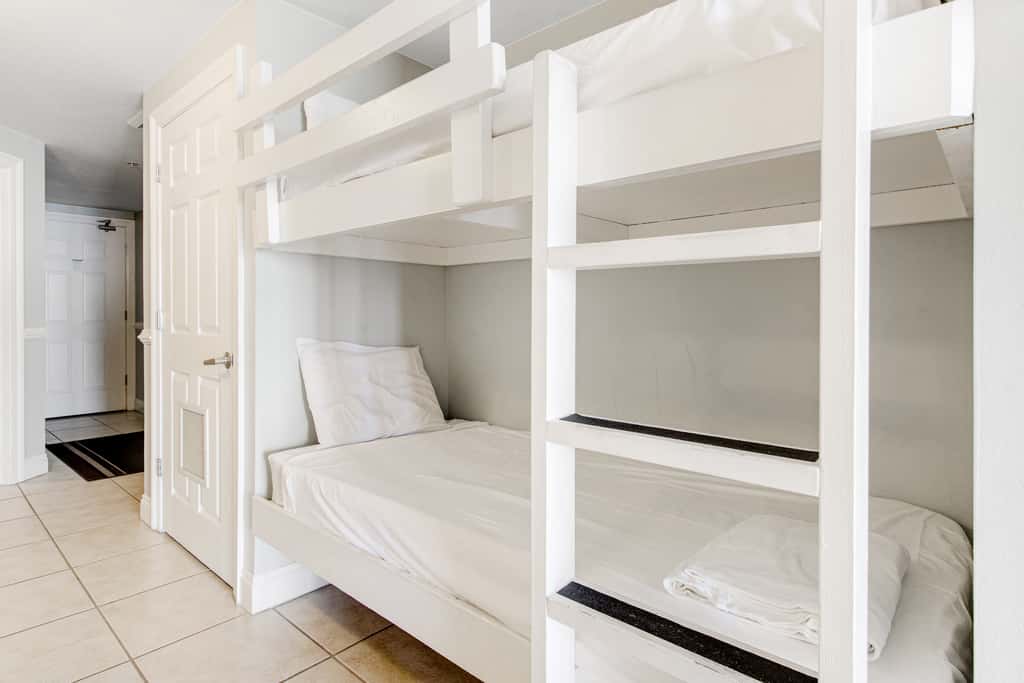 Gulf-front condo with beautiful sunset views, pool, tiki bar, fitness room & W&D