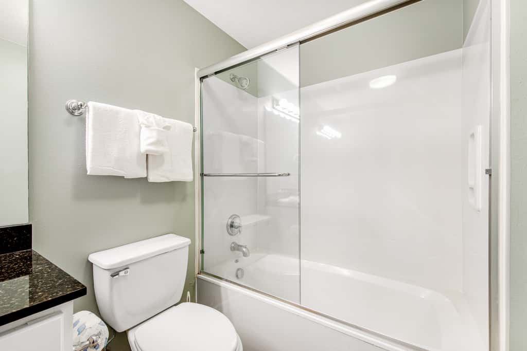 Gulf-front condo with beautiful sunset views, pool, tiki bar, fitness room & W&D