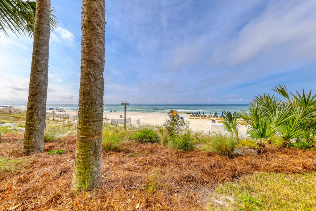 Gulf-front condo with beautiful sunset views, pool, tiki bar, fitness room & W&D