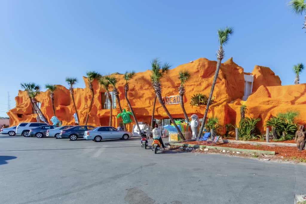 Gulf-front condo with beautiful sunset views, pool, tiki bar, fitness room & W&D