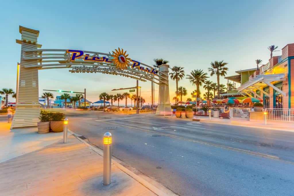 Gulf-front condo with beautiful sunset views, pool, tiki bar, fitness room & W&D
