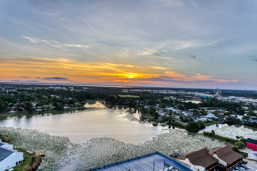 Gulf-front condo with beautiful sunset views, pool, tiki bar, fitness room & W&D