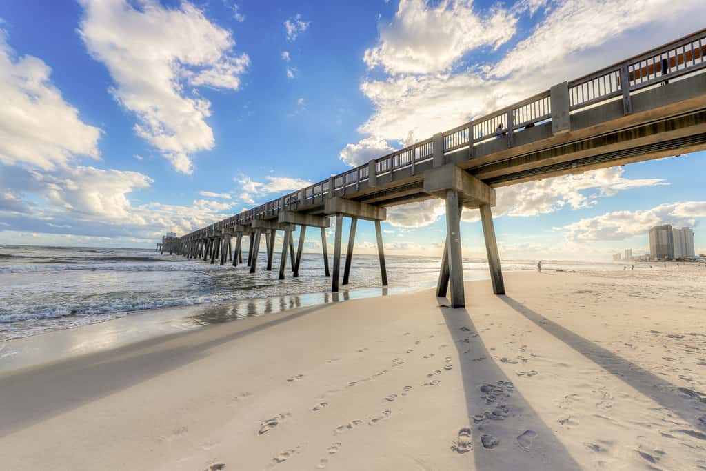 Gulf-front condo with beautiful sunset views, pool, tiki bar, fitness room & W&D