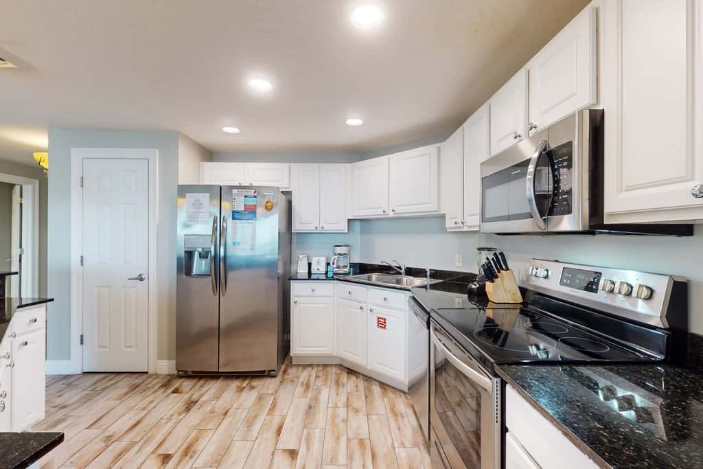 Beach-view, high-rise condo with pool - central location