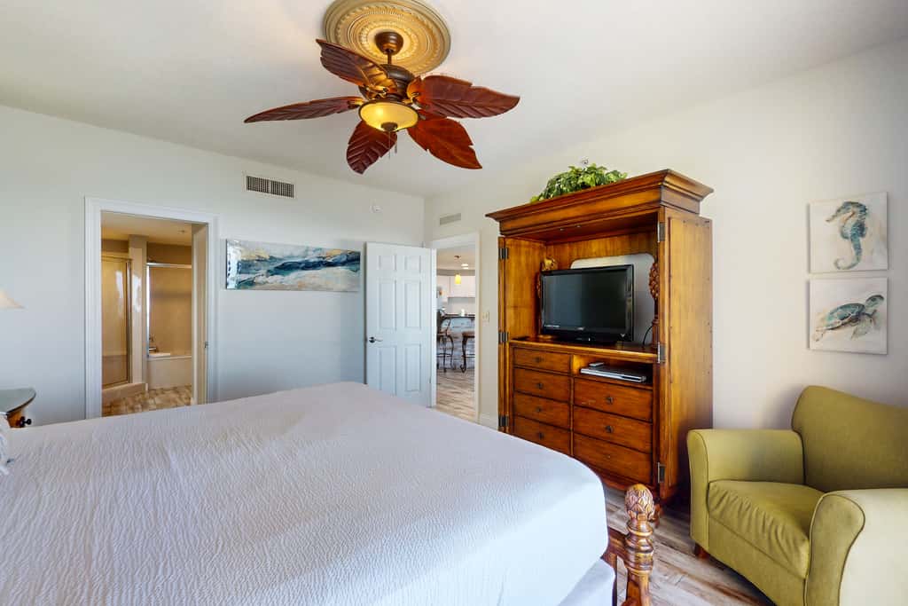 Beach-view, high-rise condo with pool - central location
