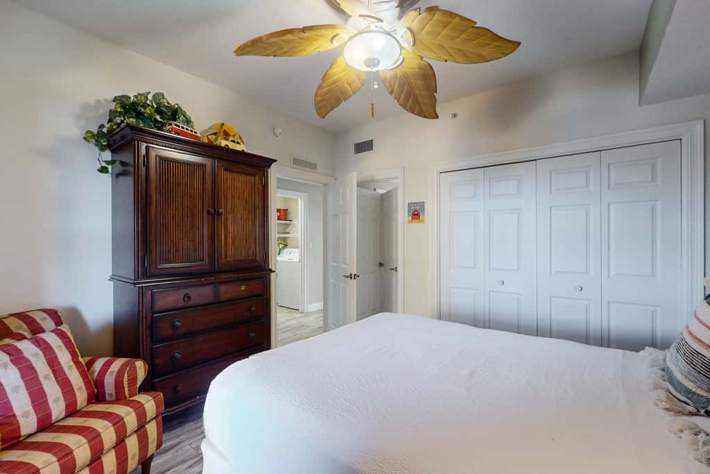 Beach-view, high-rise condo with pool - central location