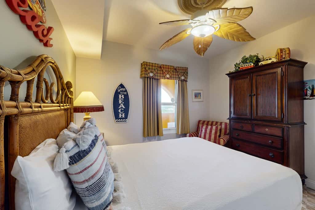 Beach-view, high-rise condo with pool - central location