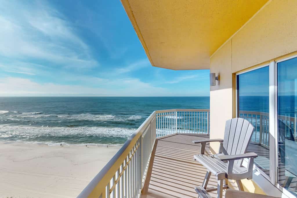 Beach-view, high-rise condo with pool - central location