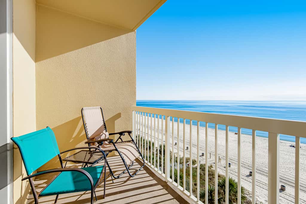 Waterfront condo with balcony, pools, gym & central AC