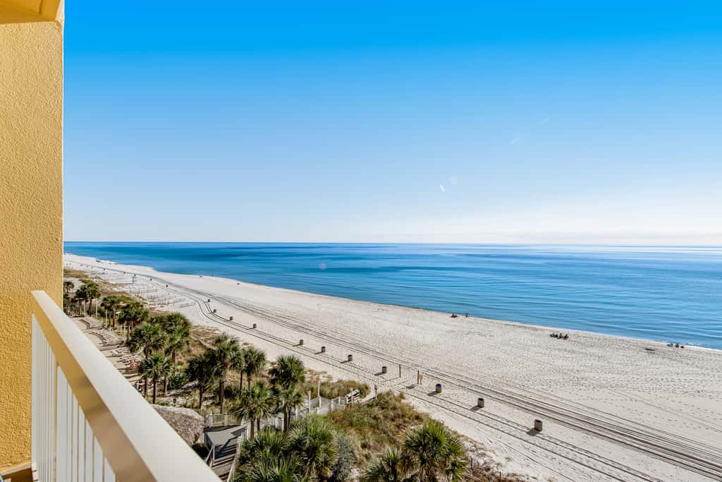Waterfront condo with balcony, pools, gym & central AC