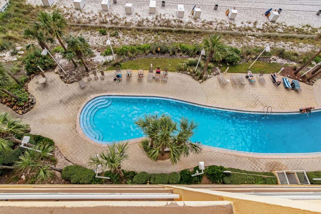 Waterfront condo with balcony, pools, gym & central AC