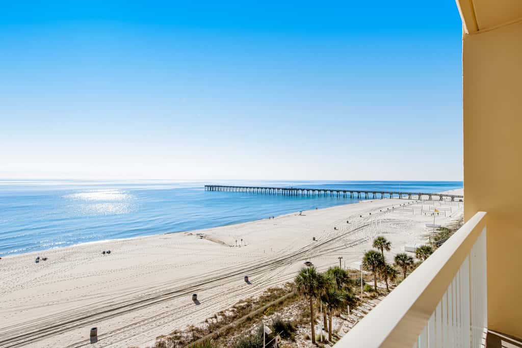 Waterfront condo with balcony, pools, gym & central AC