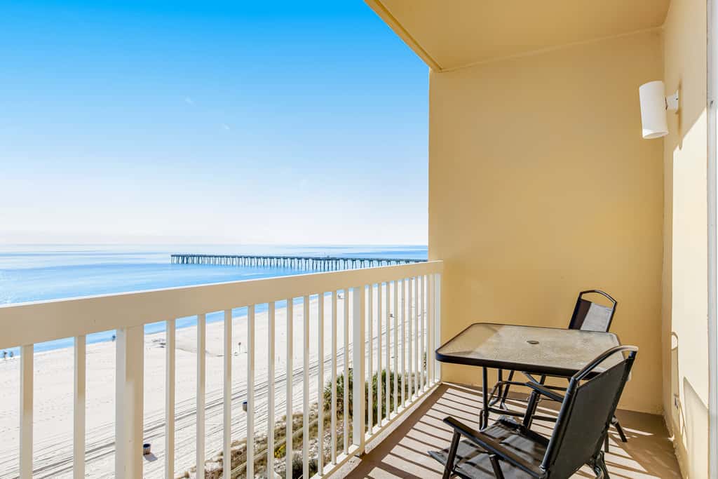 Waterfront condo with balcony, pools, gym & central AC