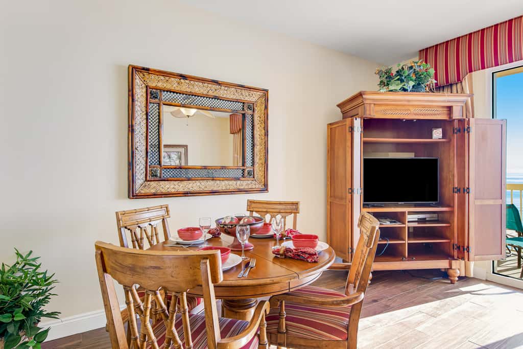 Waterfront condo with balcony, pools, gym & central AC