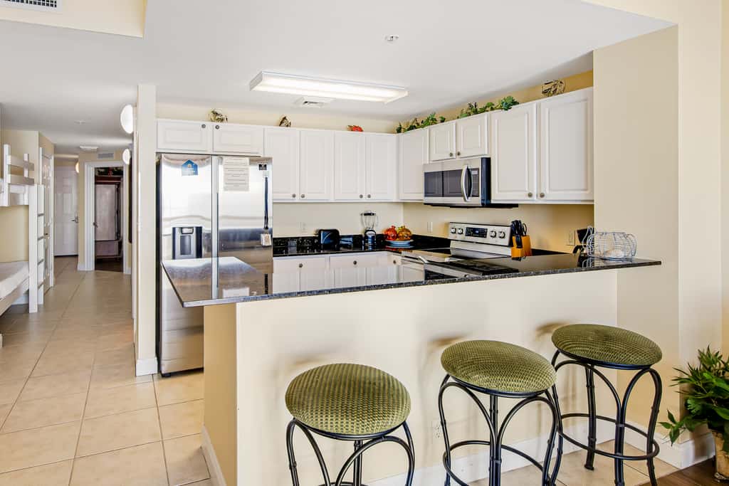 Waterfront condo with balcony, pools, gym & central AC