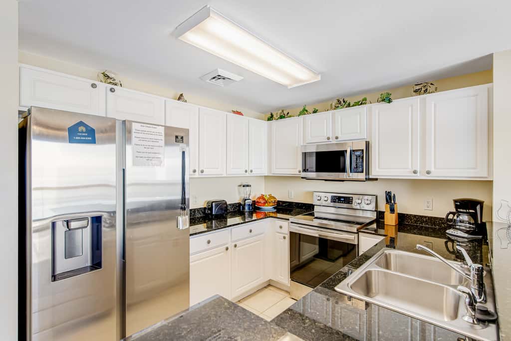 Waterfront condo with balcony, pools, gym & central AC