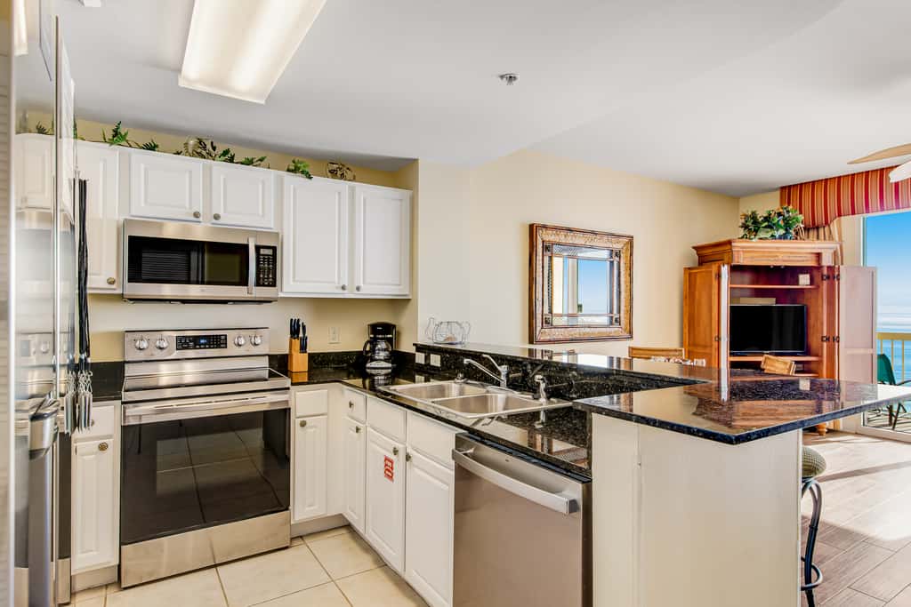 Waterfront condo with balcony, pools, gym & central AC