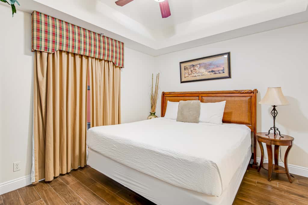 Waterfront condo with balcony, pools, gym & central AC