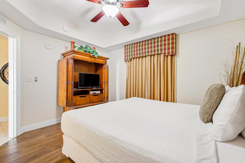 Waterfront condo with balcony, pools, gym & central AC