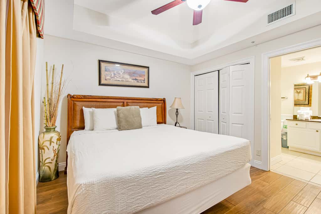 Waterfront condo with balcony, pools, gym & central AC