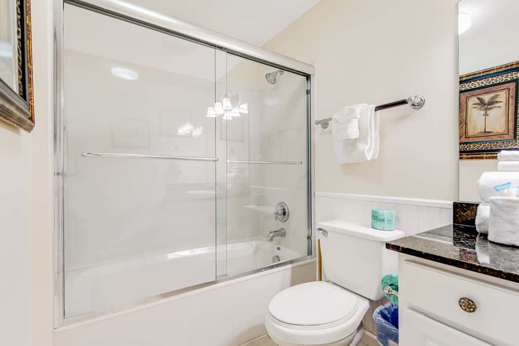 Waterfront condo with balcony, pools, gym & central AC