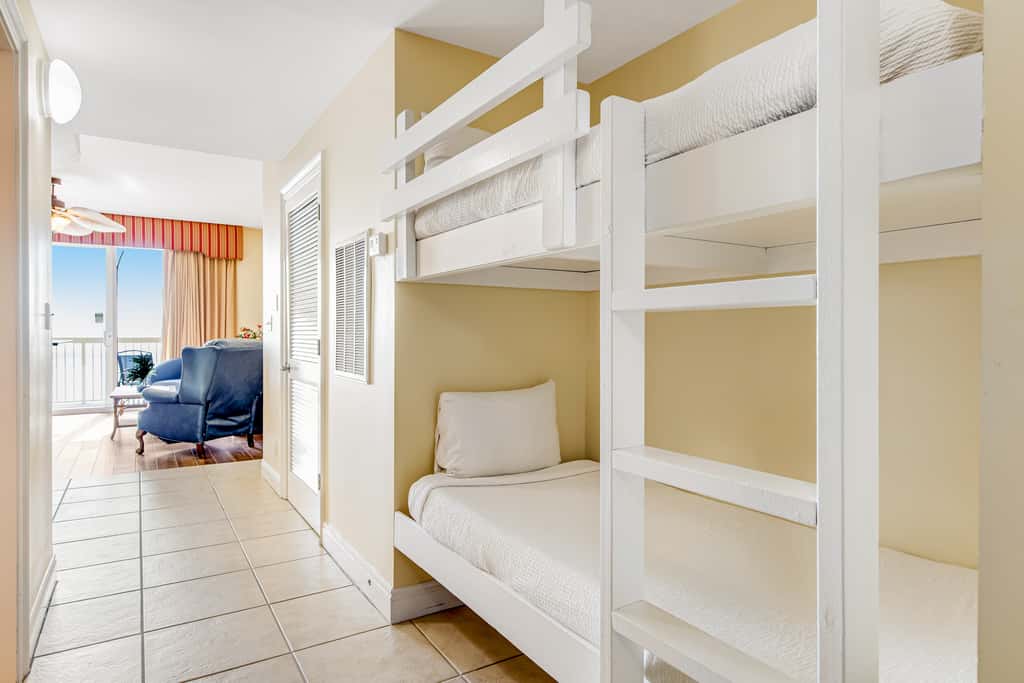 Waterfront condo with balcony, pools, gym & central AC