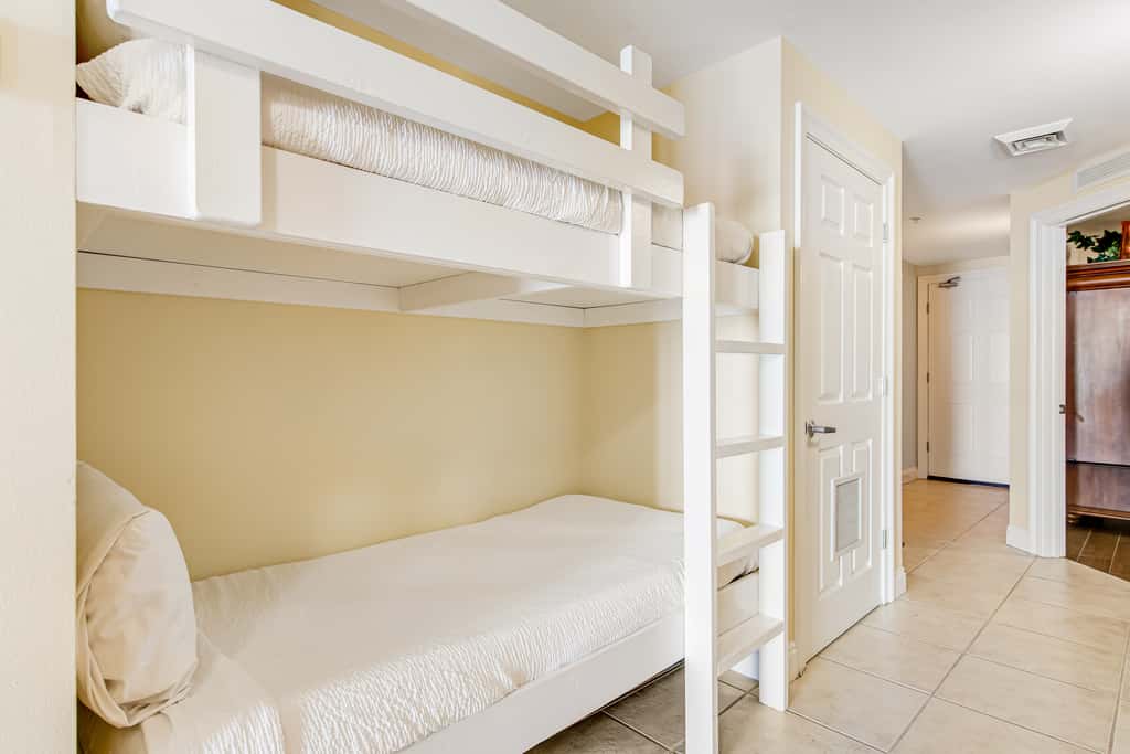Waterfront condo with balcony, pools, gym & central AC