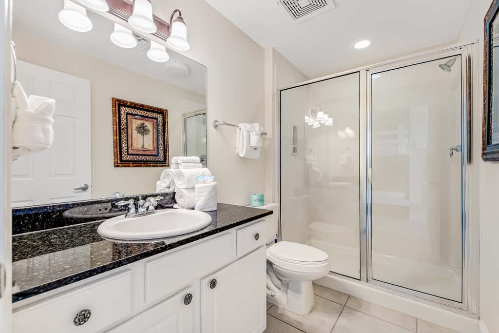 Waterfront condo with balcony, pools, gym & central AC
