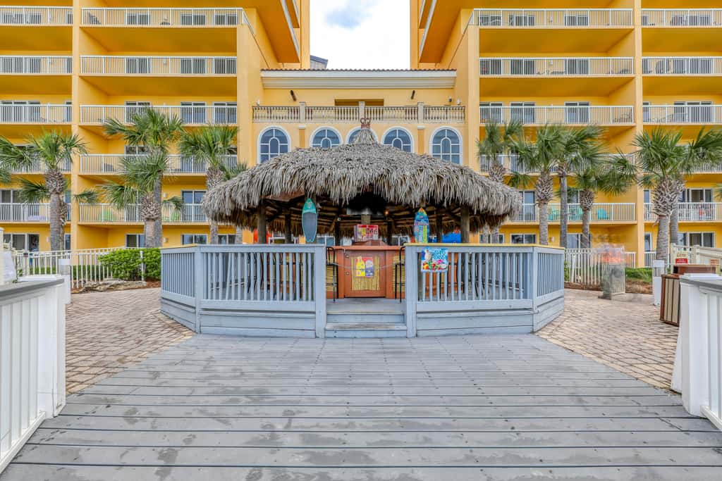 Waterfront condo with balcony, pools, gym & central AC